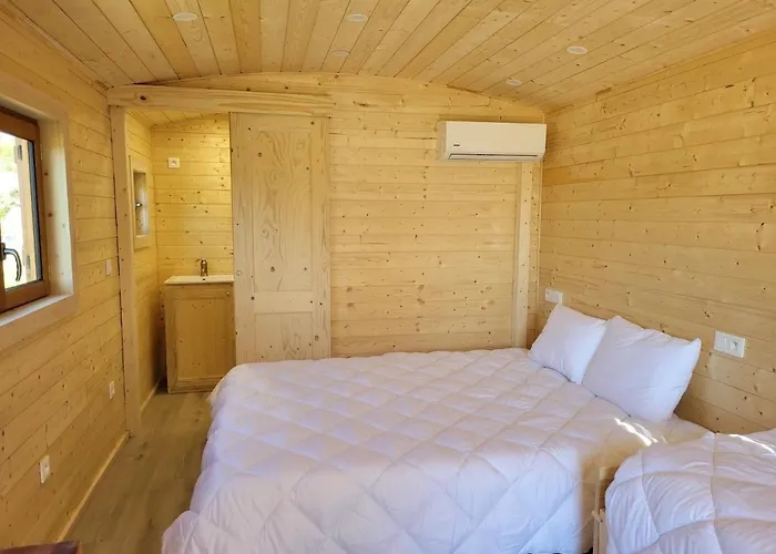 Roulotte A Sapharey Camping Sarrazac (Dordogne)